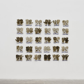 Héctor Zamora, Ordem e Progresso, 2017, 30 pairs of gloves, Variable dimensions. Courtesy of the artist and Luciana Brito Galeria, Photo by Roberto Apa
