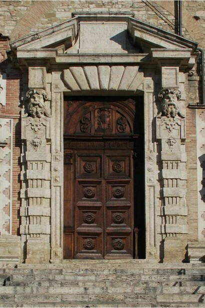Il portale della chiesa di Santa Maria del Popolo