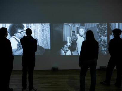 Pınar Öğrenci und Nuri Musluoğlu, Fotografie neu ordnen, Ausstellungsansicht. Mit freundlicher Genehmigung des Museums für Kunst und Gewerbe Hamburg