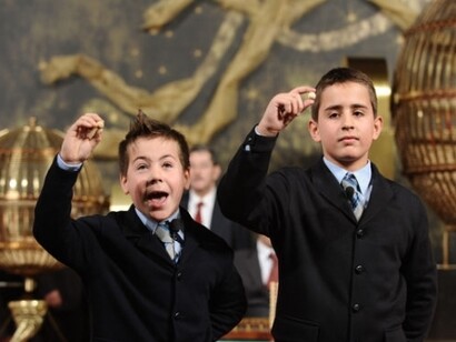 Una pareja de niños de San Ildefonso "cantando" durante el sorteo