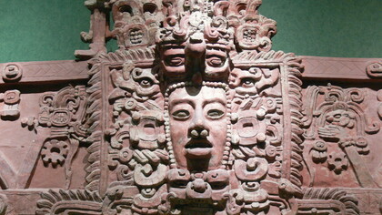 No início do Popol Vuh, reinavam o vazio e a escuridão. O céu ainda não existia, e a terra estava coberta de água. Diante desse caos primordial, os deuses iniciaram o processo de criação. Entre os principais estão Tepeu e Gucumatz, divindades criadoras que planejaram e organizaram a criação do mundo e dos seres que nele habitam