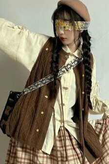 Complementan sus peinados con accesorios como sombreros, cintas y broches