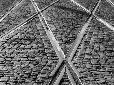 La complessità del campo largo, nel quale forze politiche diverse cercano un accordo senza aver ancora risolto le divergenze su economia, politica estera e ruolo dello Stato