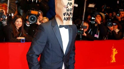 Shia Labeouf se presenta en la Berlinale con una bolsa en su cabeza en la que se lee "Ya no soy famoso"