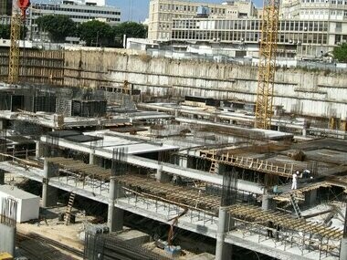 Fragmento de mural de E. P. Sigaud. Percebo a relevância da relação que construí com a obra artística de Eugênio de Proença Sigaud.
Se ele não defendesse que a arte fosse acessível e não acreditasse na arte como um fazer político, talvez não tivesse produzido as pinturas com seus personagens com corpos disformes e com as feições de moradores de Jacarezinho, cidade onde passei boa parte da minha vida