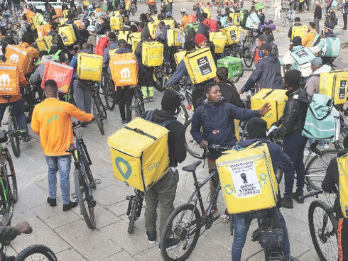 I rider sono precari che lavorano per tre euro a consegna e senza malattia