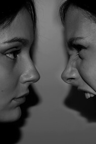 Instabilidade emocional. Você já parou para pensar em como suas emoções afetam suas decisões e relacionamentos? A inteligência emocional é a chave para entender essa influência de forma profunda e prática. Imagine a capacidade de perceber e entender suas próprias emoções e as dos outros, e usar esse conhecimento para melhorar suas interações e decisões diárias. Isso é exatamente o que o conceito de inteligência emocional oferece