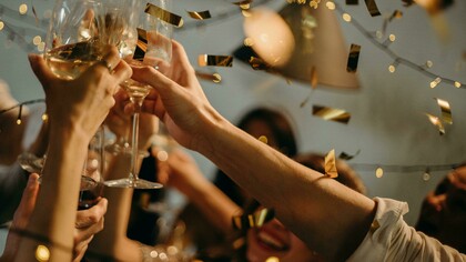 Personas celebrando en una reunión de aniversario
