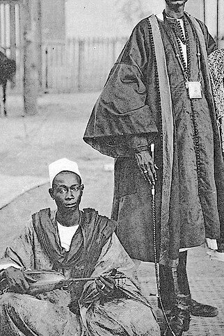 Os griots são encarregados de contar as histórias das famílias e comunidades, mantendo viva a riqueza das tradições