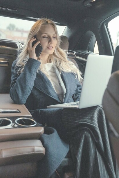 Mulher executiva fala no celular