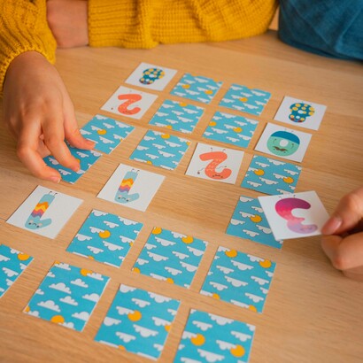 Bambino e adulto che giocano insieme al gioco del memory