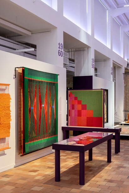 Artisti vari, Manifesti tessili. Dal Bauhaus alla scultura morbida, vista della mostra. Per gentile concessione del Museum für Gestaltung