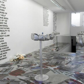 LiliReynaud-Dewar Vue de l’exposition / View of the exhibition, «Dents, gencives, machines, futur, société», kamelmennour, (6rueduPontdeLodi), Paris, 2016© LiliReynaud-DewarPhoto. JulieJoubert & archives kamelmennourCourtesy the artistand kamelmennour, Paris/London