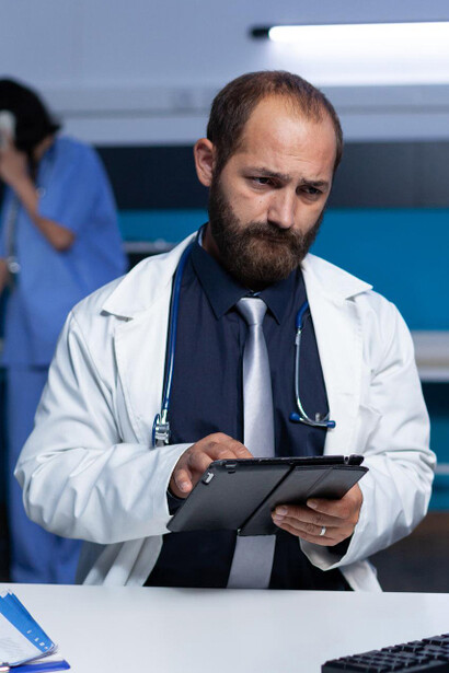 Profesional de la salud analizando un caso. Los sistemas de atención tradicionales presentan limitaciones como: falta de acceso en áreas rurales y necesidad de recursos especializados