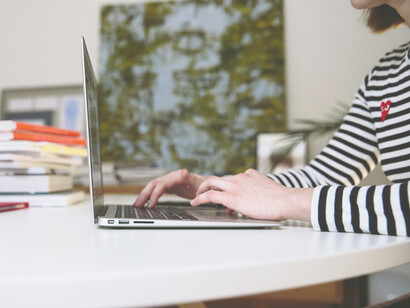 Joven realizando una investigación