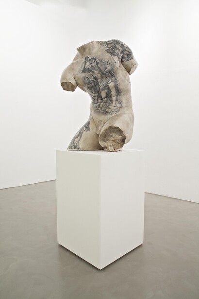 KOUROS, 2015, marmo bianco e pigmenti, cm 88X50X55, courtesy Galleria Poggiali e Forconi