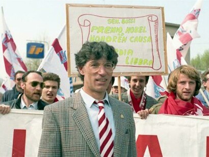 Umberto Bossi durante un raduno leghista