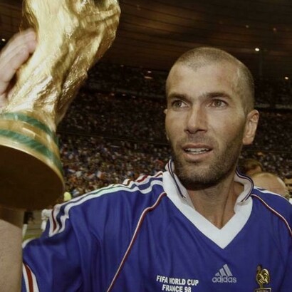 Zidane levanta el trofeo ganado por Francia en 1998