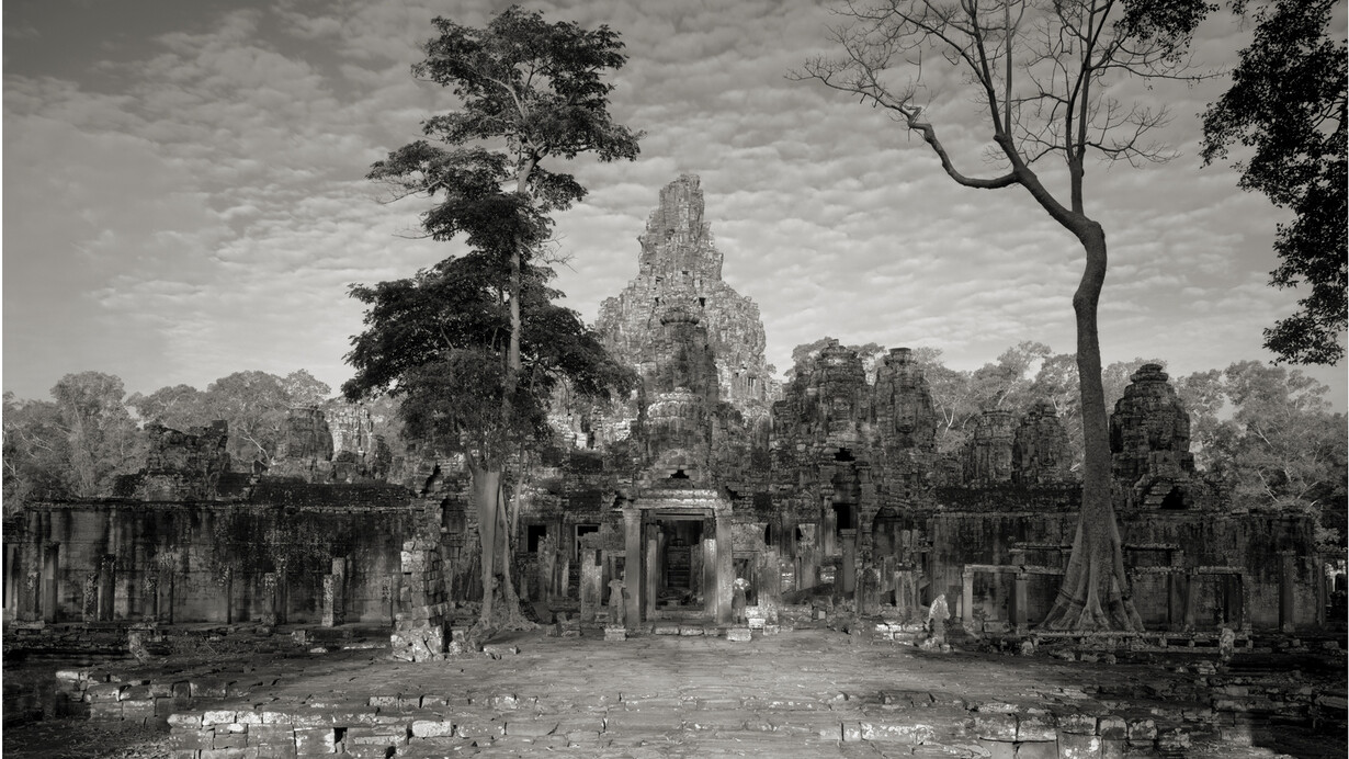 Kenro Izu, Angkor #79, Cambodia, 1994 dalla serie “Sacred Places” stampa al platino, 35,5 x 51 cm, courtesy l’autore