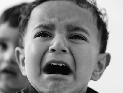 Le case distrutte, le vite sospese e le famiglie divise sono il volto silenzioso di una pace apparente