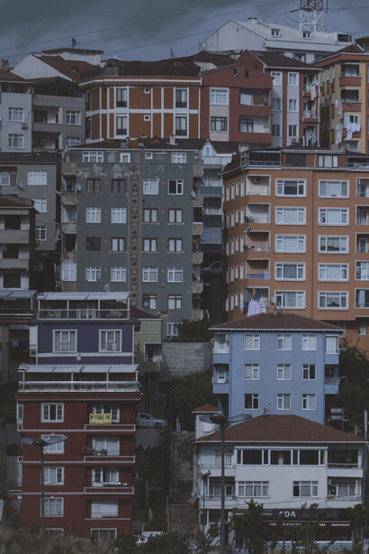 La ciudad se revela no como un sistema coherente, sino como un campo de tensiones entre órdenes y fugas, entre el mapa y el territorio. Estambul, Turquía