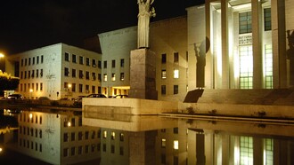 Veduta notturna dell'Università La Sapienza