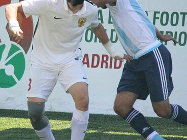 Hay un paso más, de avance, en esto de explorar nuevos caminos del deporte. Es el futbol a ciegas. Efectivamente: practicado por personas que no ven