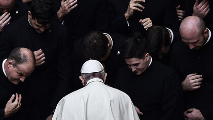 El papa Francisco reza con los sacerdotes en el patio de San Dámaso en el Vaticano