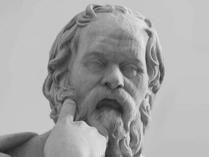 La actitud imperturbable de Sócrates durante su juicio no solo evidenció su firme convicción en sus ideales, sino que también influyó en el veredicto final que sellaría su destino