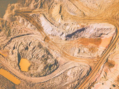 Históricamente la estructura industrial de bienes y servicios ha sido heterogénea