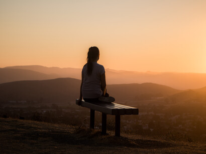 Mujer meditando. Esta búsqueda de nuestra mejor versión debería hacerse no para cumplir con un mandato social o complacer a alguien más; sino para alcanzar autorrealización y la propia felicidad
