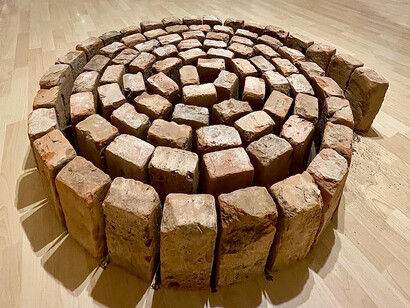 Rafael Ottón Solís; El caracol 2024. Instalación con ladrillo. Foto del autor