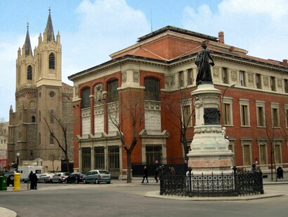 Publica diccionarios, gramáticas y ediciones conmemorativas clave para el mundo hispanohablante. Sede de la RAE en Madrid, España