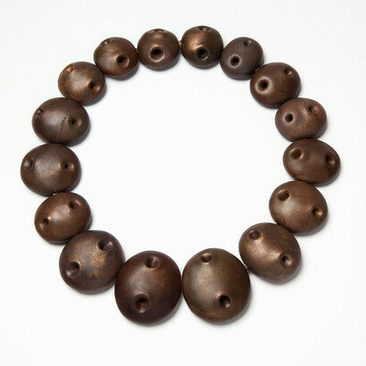 Big Brown Double Hole, Chain, 2014, Bronze - ø ca. 22 cm, photo © Mirei Takeuchi