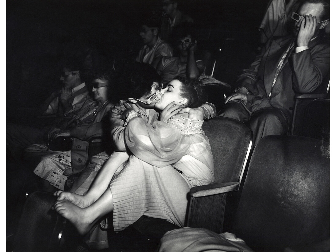 Weegee, Lovers in 3D glasses in the Palace Theatre, 1945 © Weegee, Courtesy of Side Gallery