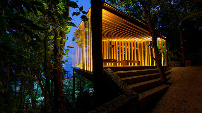 Bernandes Arquitectura. La Capilla Joá aparece entre las copas de los árboles, a una altura que permite una vista al infinito. Es un espacio cuya sencillez conceptual, que impregna su materialidad y soluciones constructivas, potencia la experiencia sensorial de quienes buscan el silencio y la reflexión. Sao Paulo, Brasil, 2014