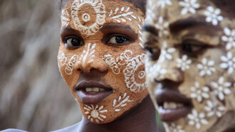 Deux filles qui participent au rituel de Fanompoabe