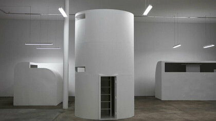 Da esquerda para a direita: Cell 2 (Zurique), Cell 5 (Frankfurt) e Cell 4 (Tel Aviv). KW Berlin. Foto Dieter Losken
