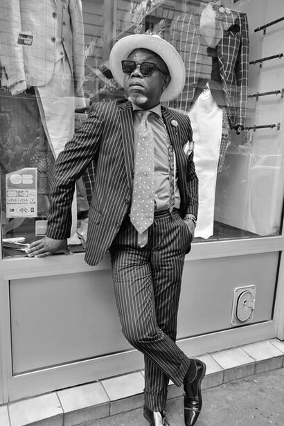 En Kinshasa, los Sapeurs saben que nada los protegerá —ni el dinero, ni los trajes, ni los seguidores— y aun así deciden ser visibles, elegantes, presentes. Jocely Armel, conocido como Bachelor, 01.11.2020. Es un sapeur de la República Democrática del Congo