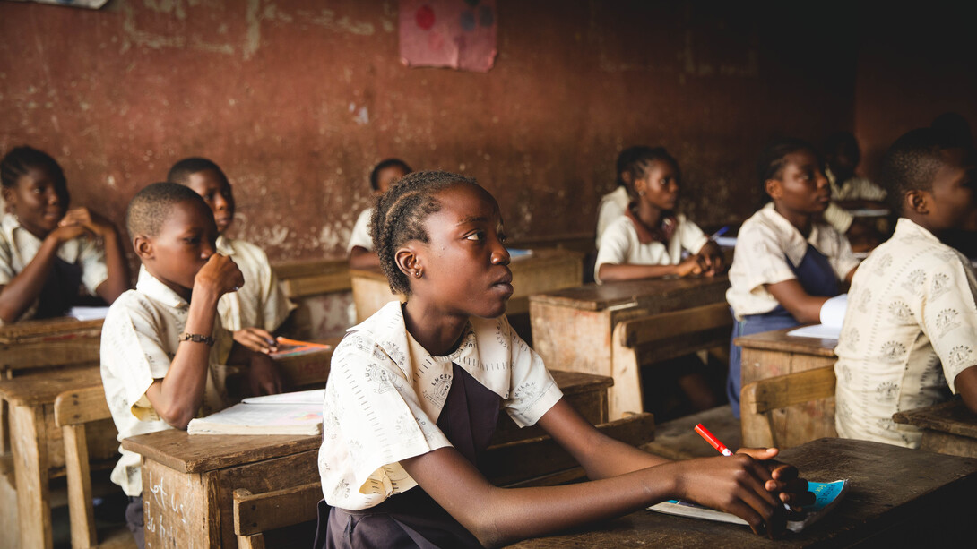 Una niña presta atención en un salón de clases en Lagos, Nigeria