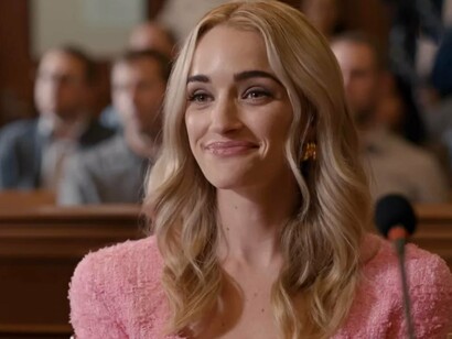 Cena da terceira temporada. Em Ginny & Georgia, essa permissividade leva Ginny a sentir-se responsável pelos segredos de Georgia, ao mesmo tempo que luta por autonomia. A investigadora Elaine E. Pelaez alerta para o risco de “parentificação” das filhas em famílias marcadas por instabilidade emocional: a criança torna-se cuidadora do pai ou da mãe, assumindo cargas emocionais que ultrapassam a sua maturidade. Ginny carrega o trauma de Georgia: segredos, mentiras, medos e sofre por não conseguir “salvar” a mãe