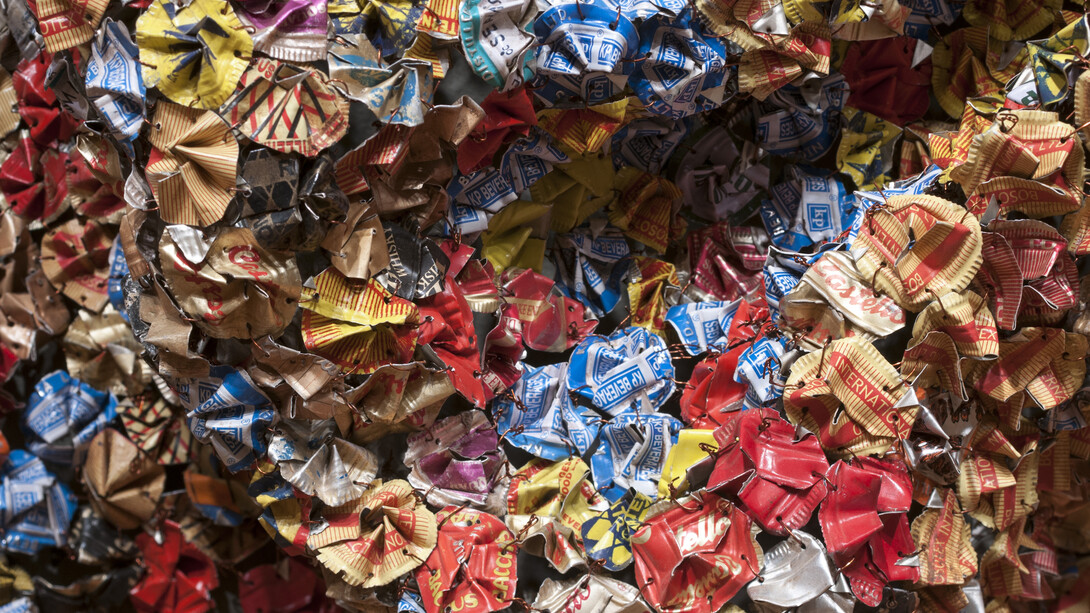 El Anatsui, Amemo (Mask of Humankind) (detail), 2010, aluminum and copper wire, 155 x 125 inches, installation at the Akron Art Museum. Courtesy of the artist and Jack Shainman Gallery, NY. Photo by Andrew McAllister, courtesy of the Akron Art Museum.