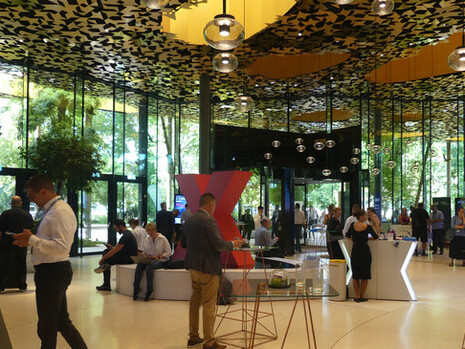 Existen tecnologías capaces de generar nuevas obras inspiradas en estilos históricos o incluso completar piezas inacabadas, con resultados cada vez mejores. Cumbre sobre IA, cultura y música 2025, Budapest, Hungría