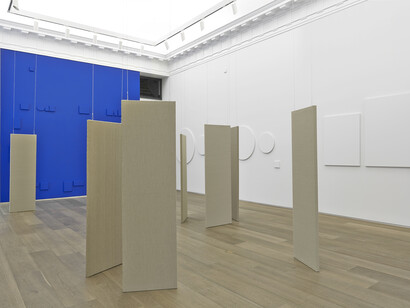 View of the exhibition Claude Rutault, Galerie Perrotin, New York, November 20, 2014 – January 3, 2015. Photo: Yachin Parham, Courtesy Galerie Perrotin
