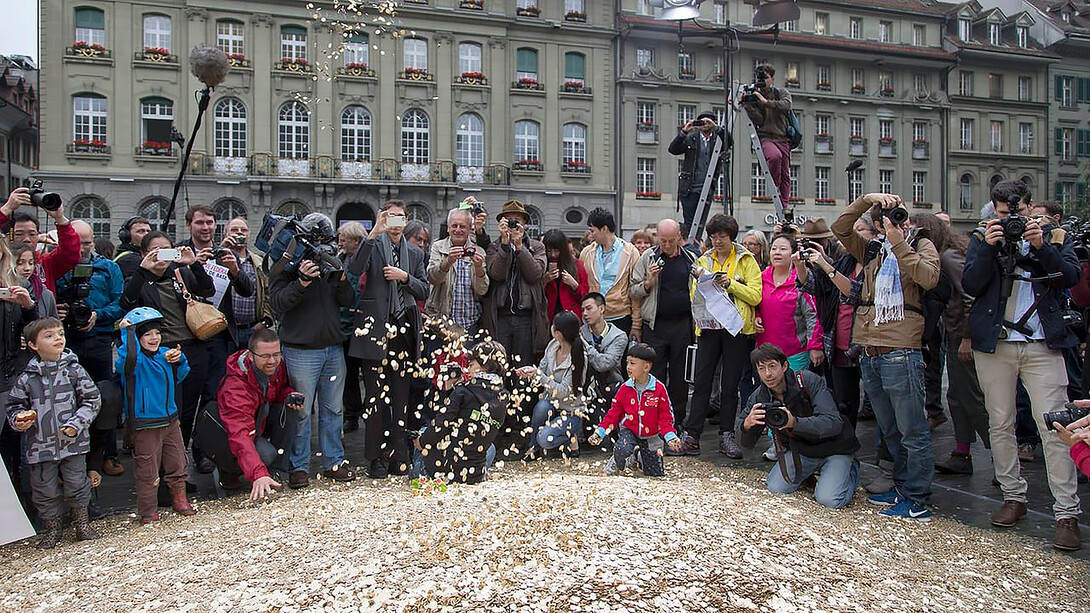 Le revenu de base universel : pour promouvoir une plus grande égalité, l'idée de base était de donner une somme d'argent égale à tous les membres de la société, aux pauvres comme aux riches