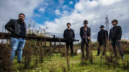 Gaetano Scribano (chitarra) e Giuliano Spataro (chitarra), Ippolito Nicolini (voce e chitarra), Gianpaolo Cassarino (basso, tastiere e violino), Alberto Difalco (batteria)