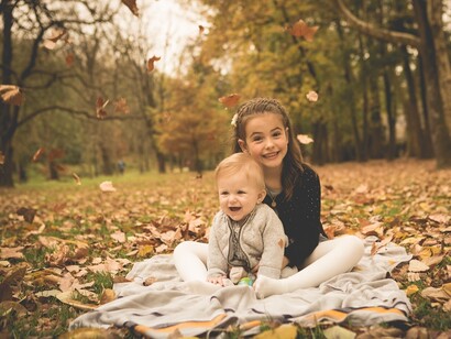 Juegos infantiles en un día de otoño