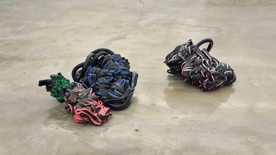 Nina Canell
Gaines perdues (H) (détail) [Shedding Sheaths (H)] (Detail), 2015
Gaine extérieure de câbles à fibre optique et béton
Dimensions variables
Courtoisie de l’artiste ; Galerie Barbara Wien ; Berlin; Daniel Marzona, Berlin; Mendes Wood DM, São Paulo
© Nina Canell, VEGAP, Bilbao, 2018.
Photo : Robin Watkins

