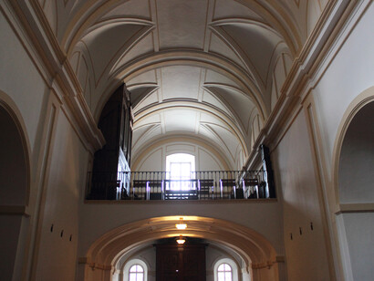 La planta de la iglesia es de cruz latina y en el interior despuntan los frescos de las pechinas de la cúpula del crucero. Interior de la Iglesia San Juan de la Cruz, Alba de Tormes, Salamanca, España