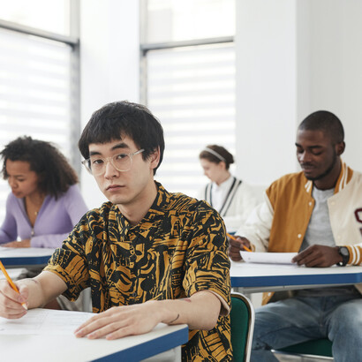 Alunos preenchem em uma folha as disciplinas que irão cursar no ano novo ano letivo